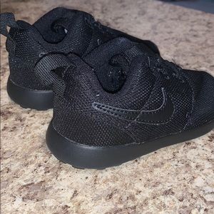 Toddler boy size 6 Nike Roshe sneaker